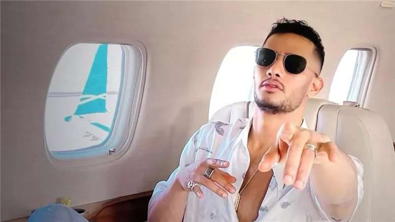 أثناء تصوير فيلمه بالمنصورة محمد رمضان يحقق أمنية طفلة مريضة بالسرطان