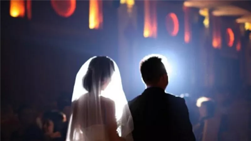 عريس يعرض فيديو غير أخلاقى لعروسته على شاشات العرض أمام المعازيم