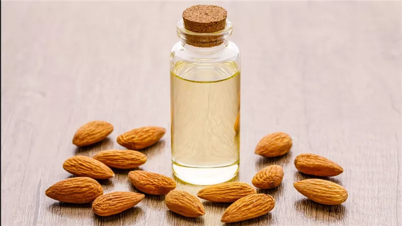 تمتعي ببشرة مشرقة مع زيت اللوز المر للتفتيح