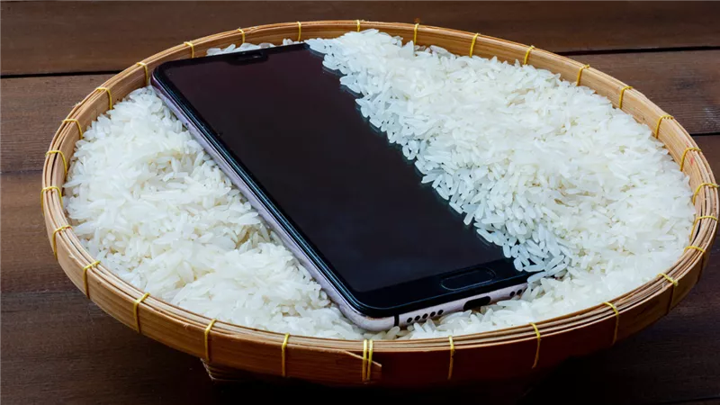 حقيقة أصلاح الهاتف بعد وضعه فى الأرز بعد سقوطة في الماء