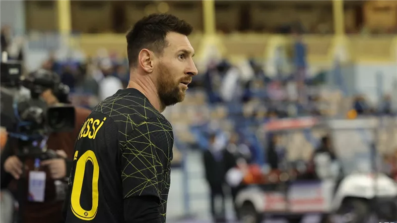 بعد رفضه عرض الهلال انقلاب من الجمهور السعودي على ميسي ومطالبة بسحب منصب السفير منه