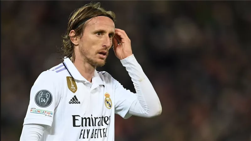 على خطى رونالدو وبنزيما مودريتش يوافق على الانتقال للأهلي السعودي