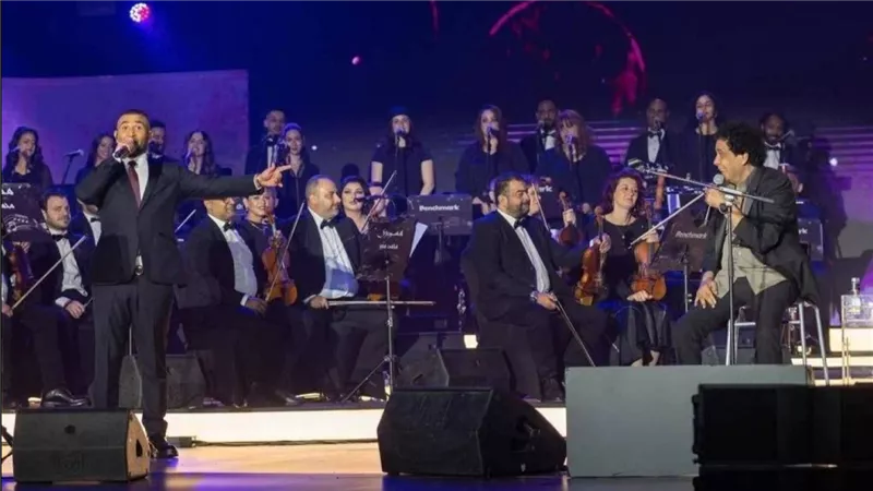 محمد منير يرد على منتقدى أحمد سعد بسبب ملابسه في حفل مشواري والأخير يبكي