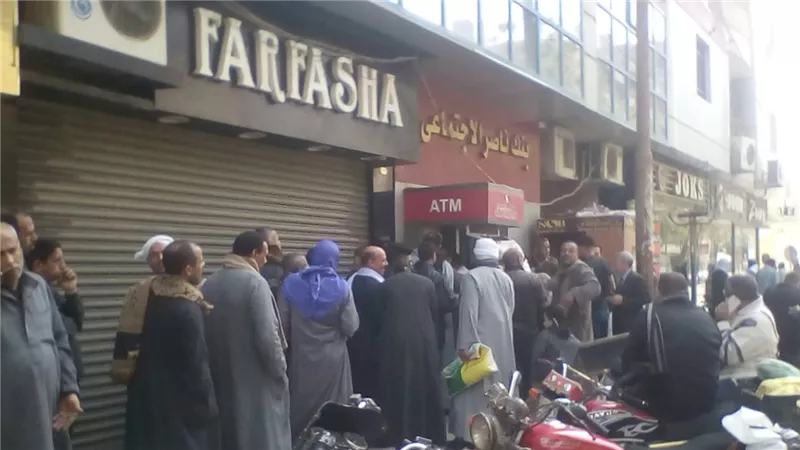 طوابير على فروع البنوك والإقبال يصل إلى الذروة قبل إجازة عيد الأضحى