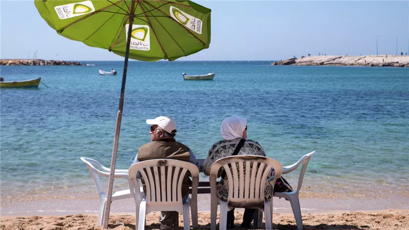 عادة خاطئة يفعلها الكثيرون أثناء جلوسهم على الشاطئ