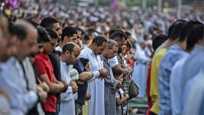 بالصور | ضبط 2 وجار البحث عن آخرين بعد رصد فيديو لصلاة العيد بأوسيم