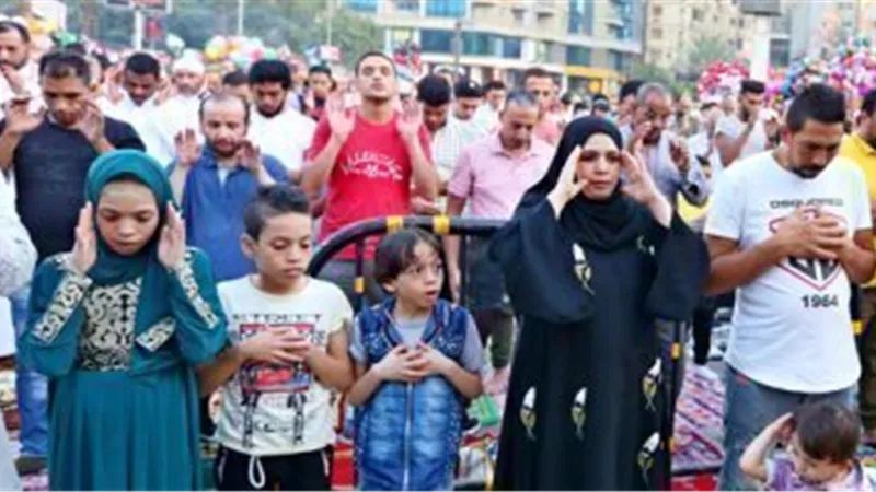 هذا ما حدث مع صاحب فراشة بأوسيم جمع المواطنين بالشارع لأداء صلاة العيد