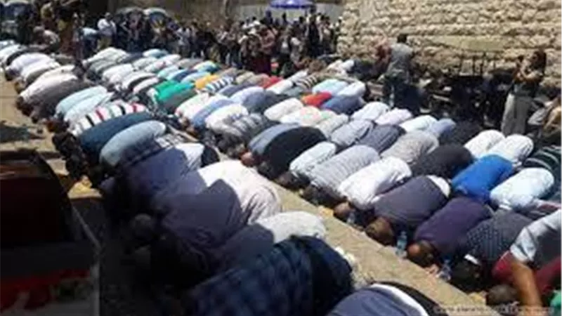 مواطنى هذه الدولة العربية يتحدون حظر الفيروس القاتل