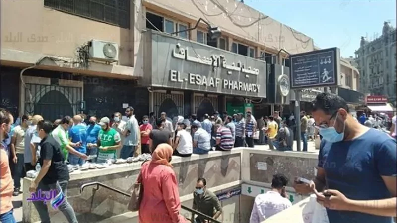 الوضع صعب ويجب التدخل الفورى .. شاهد تدافع وزحام أمام صيدلية الإسعاف لشراء المستلزمات الطبية | صور