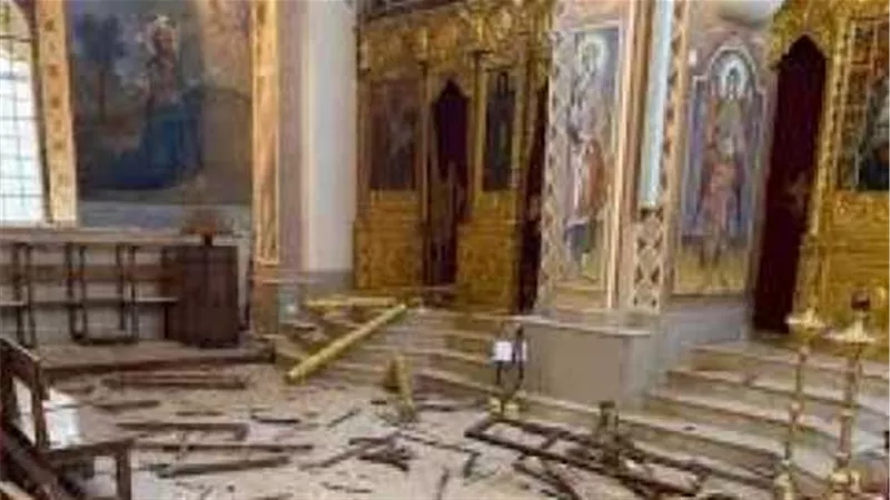 الكاهن الذي نجا من الموت يروي تفاصيل ما جرى من داخل كنيسة مار مارون في لحظة وقوع انفجار بيروت