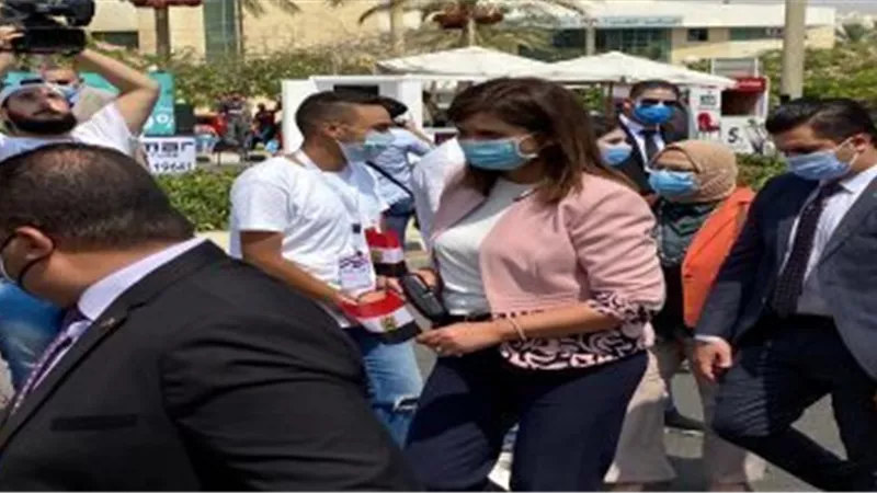 نبيلة مكرم وزيرة الهجرة تدلى بصوتها فى انتخابات مجلس الشيوخ بالرحاب | صور