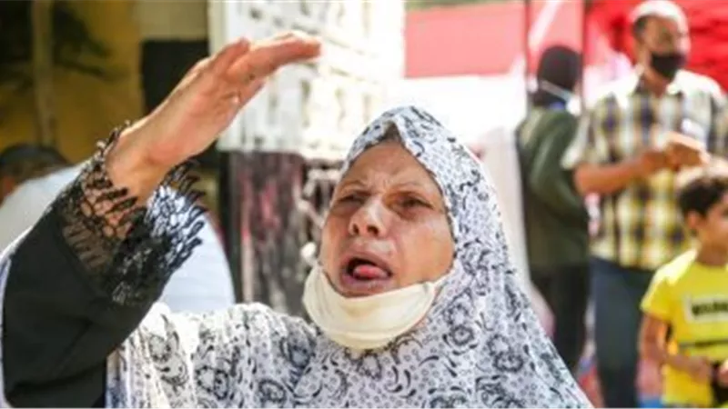 بالصور | شاهد سيدة 75 سنة تدلى بصوتها في انتخابات الشيوخ بشبرا بـ زغرودة و5 مواه