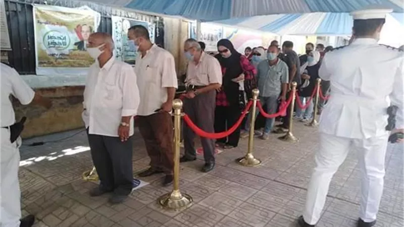 بالصور.. طوابير للناخبين أمام اللجان بمصر الجديدة