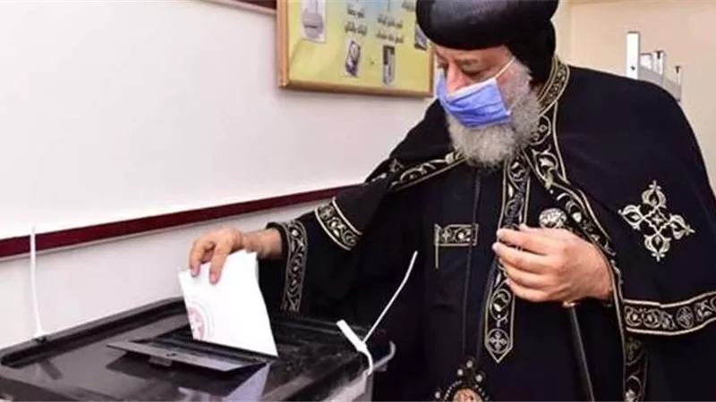 نعرض صور للبابا تواضروس من داخل لجنة انتخابات الشيوخ بالوايلي عقب الادلاء بصوتة