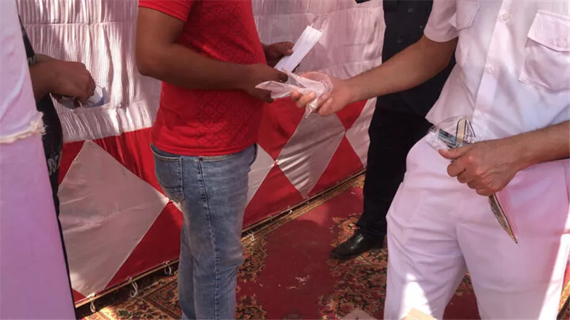 بالصور | شاهد توزيع الكمامات والقفازات الطبية على الناخبين