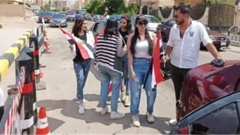 بالصور | شاهد جميلات زايد يحفزن المواطنين على التصويت في انتخابات الشيوخ