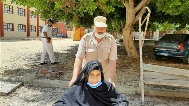 شاهد بالصور .. تصدر السيدات وكبار السن للمشهد الانتخابي ببني سويف