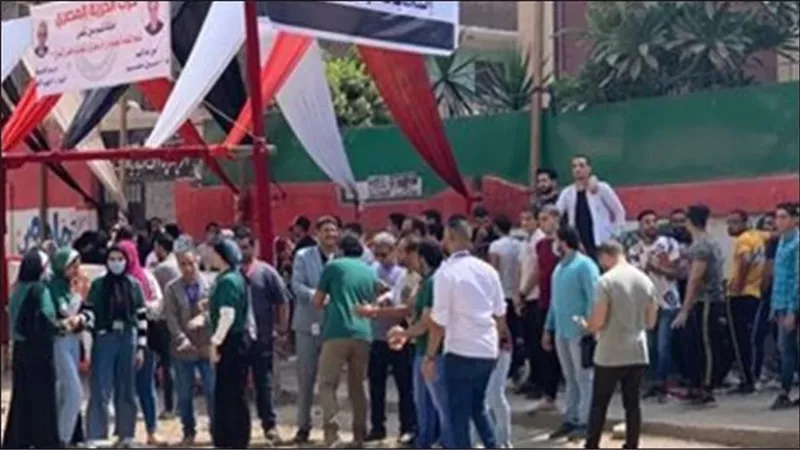 على الرغم من الحرارة .. إقبال كثيف من شباب عين شمس أمام لجنة مدرسة الزهراء وقت الظهيرة