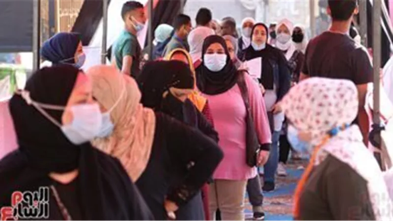 بالصور | شاهد طوابير الناخبين أمام لجان شبرا فى اليوم الثانى لانتخابات الشيوخ