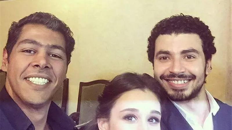 بالفيديو.. طابور عرسان مسرح مصر يزيد واحد.. كتب كتاب محمد انور نجم مسرح مصر كلنا نباركله