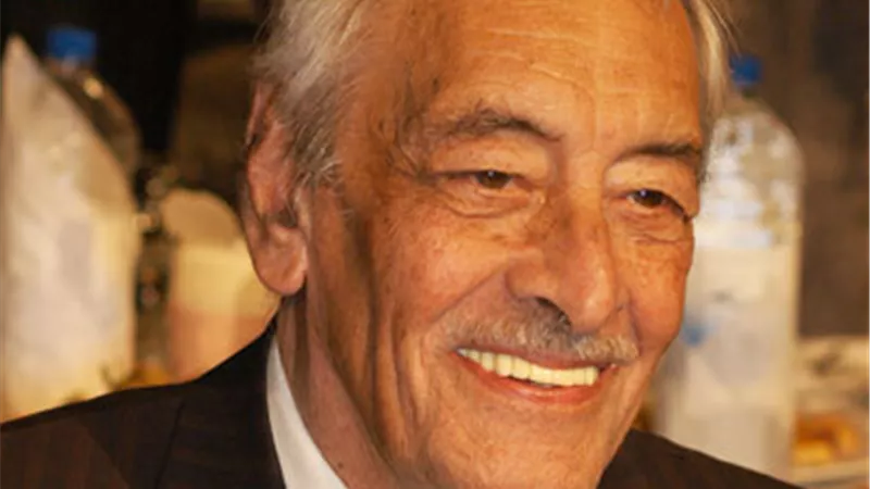 بالفيديو.. جميل راتب يحرج المذيعة على الهواء ويطلب منها ان تبتعد عن ..