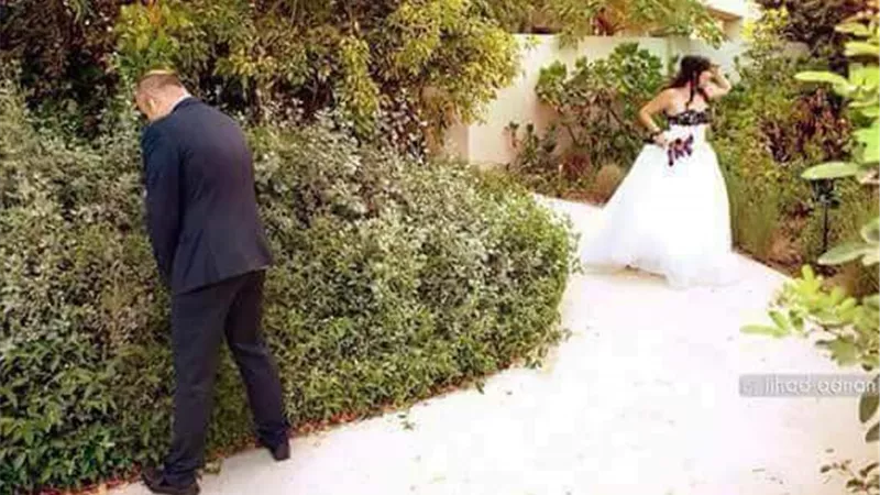 بالفيديو.. اغرب فوتوسيشن عريس اتزنق بيعمل حمام فى الشارع هتموت من الضحك
