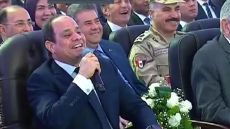 الرئيس السيسى يمازح المسئولين بمحور روض الفرج .. بهذه الطريقة