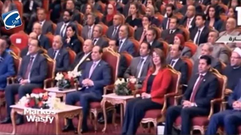 بالفيديو | شاهد الرئيس السيسي وكل الحضور امام العالم يشاهدون ويستمعون الي سبحوا الرب في جميع قديسيه .. هللويا