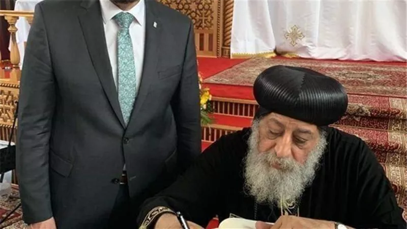 شاهد بالصور الكلمة التى كتبها قداسة البابا تواضروس في سجل مدينة بتبورج الألمانية