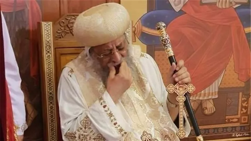 البابا تواضروس يعلق على صورته المنتشرة على السوشيال ميديا والتى ظهر فيها يعانى من التعب والالم بسبب هذا الامر