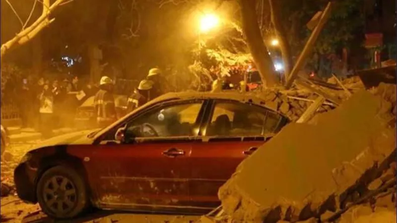 شاهد بالصور | لحظة انهيار عقار بمنطقة حدائق القبة