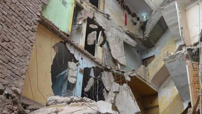 انهيار عقار قديم مكون من 5 طوابق بحدائق القبة