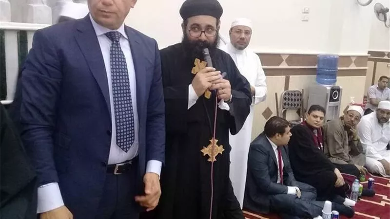 فى صورة لن تراها الا فى مصر .. شاهد قساوسة وأقباط يشاركون بافتتاح المسجد الكبير فى ديروط بأسيوط