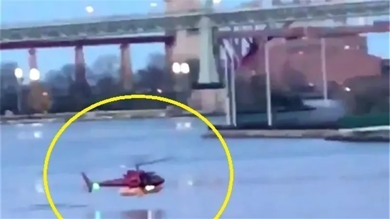 في مشهد أقرب للسينما وبصورة مروعه .. شاهد وبطريقة غريبة نهر يبتلع طائرة بهذه الطريقة | فيديو