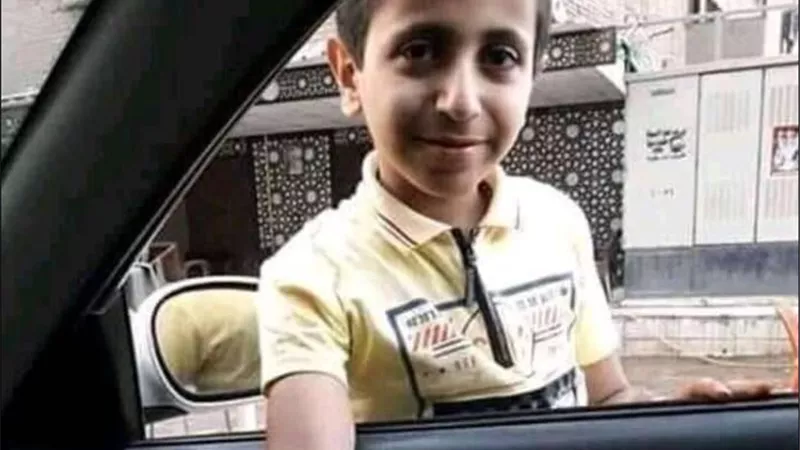 تعرف على قصة الطفل المسيحى الذى اثار ضجة على مواقع التواصل الاجتماعى بما يقوم بفعلة مع الناس فى الشارع والصليب على ايده