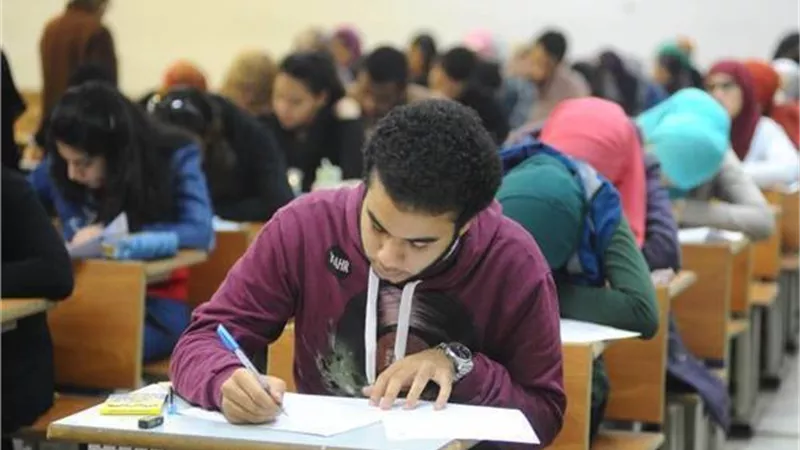 تداول صور من الامتحان الإلكتروني للأحياء على فيسبوك