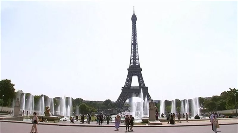 اخلاء برج ايفل وغلقة بصورة عاجلة من الشرطة الفرنسية .. والسبب ما قام بفعلة شخص غريب