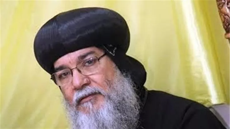 شاهد بالصور ما فعلة الانبا مكاريوس اسد الصعيد مع مسلمى احد قرى المنيا واثارت الصورة ردود فعل قوية جداا