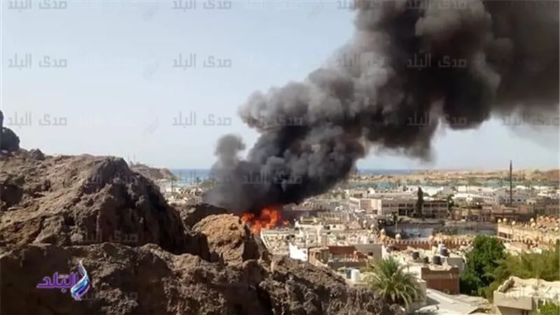 عــاجل | شاهد اول خسائر الحرارة المرتفعه .. حريق هائل بأحد المولات في السوق التجاري القديم بشرم الشيخ