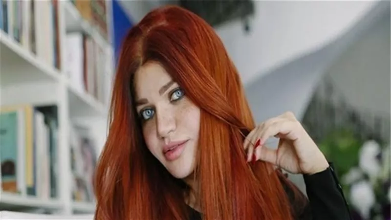 الاعلامية ياسمين الخطيب تكشف حقيقة صورتها مع المخرج خالد يوسف