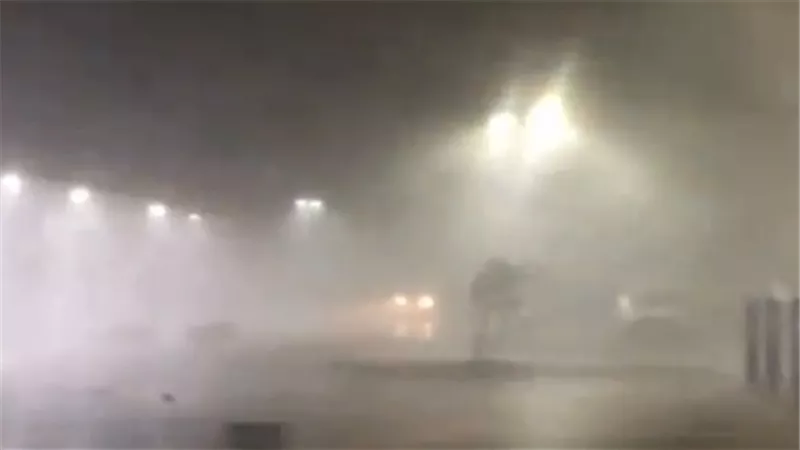 شاهد فى ظاهرة مريبة جدا .. إعصار قوي في أمريكا يمحو مدينة بأكملها من على وجه الأرض
