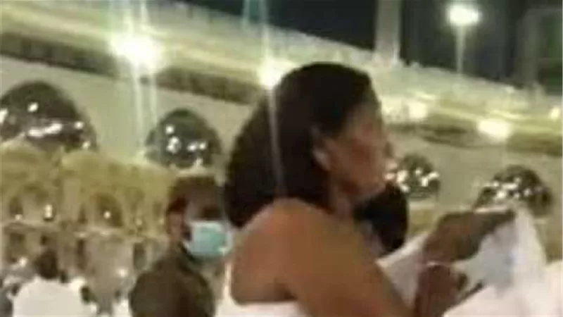 بالفيديو | شاهد سيدة بملابس مكشوفة فى الحج داخل المسجد بمكة مع الرجال تثير الجدل