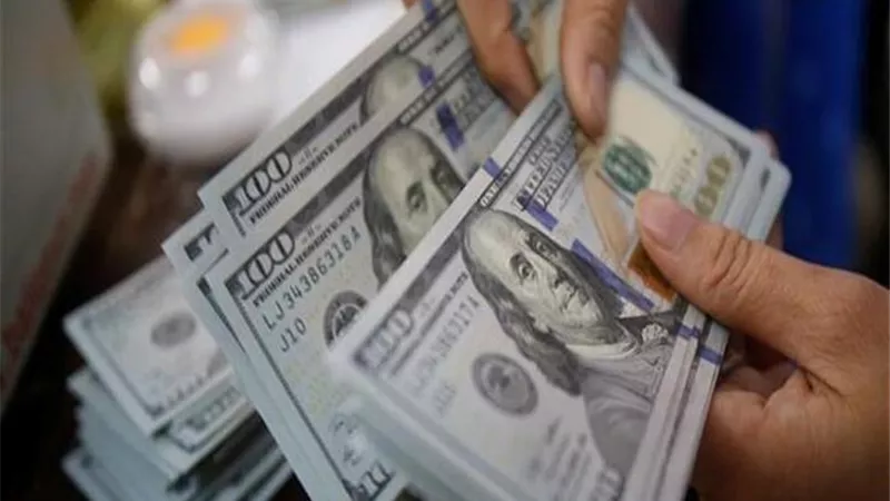 الدولار يتراجع من جديد خلال اليوم الاثنين ويسجل هذا السعر .. تعرف علية