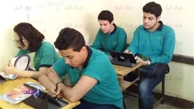 طلب جرئ من طالب فى اولى ثانوى عبر فيس بوك من داخل لجنة الامتحانات | صور