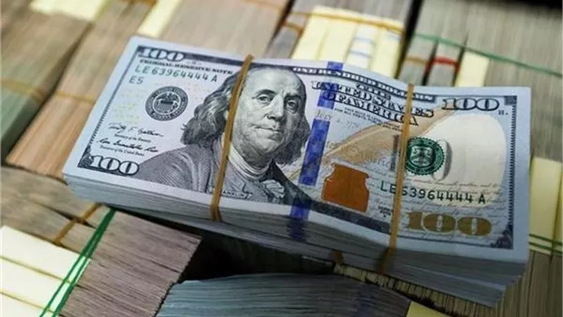 الدولار يواصل تراجعه أمام الجنيه.. ويسجل أقل سعر في هذا البنك