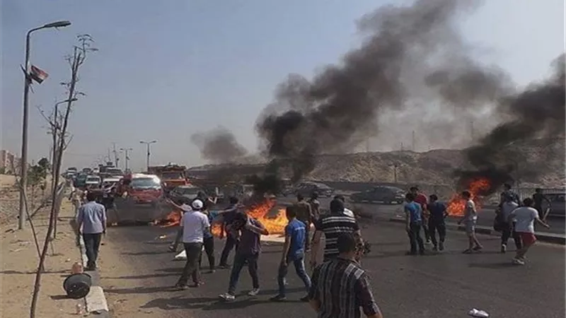 شاهد عاجل اهالي طوخ يهتفون ويقطعون الطريق الزراعي تعرف علي السبب والتفاصيل